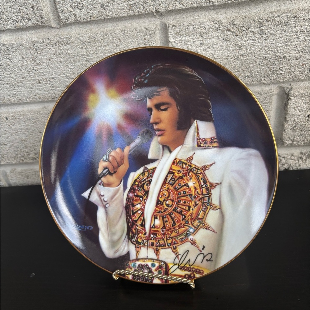 Elvis Presley Commemorative Plate - Multicolor - Perfect for collectors.